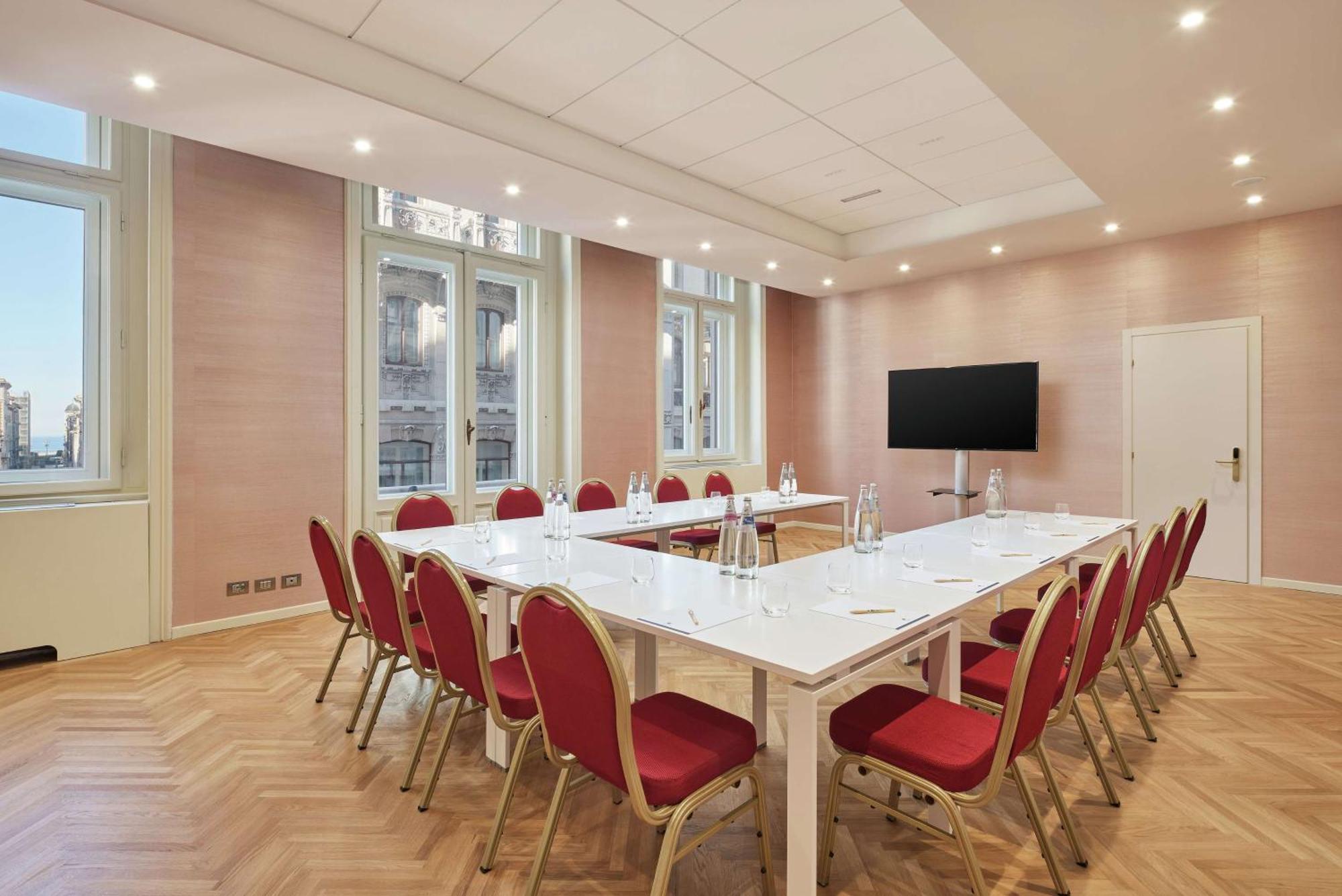 Doubletree By Hilton Trieste Esterno foto
